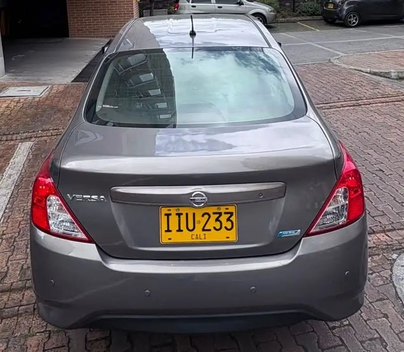 Nissan Versa foto 2