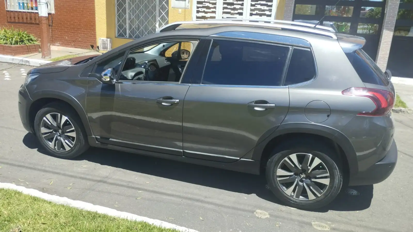 Peugeot 2008 foto 2