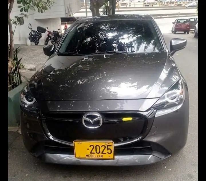Mazda TOURING SEDAN AT  foto 1