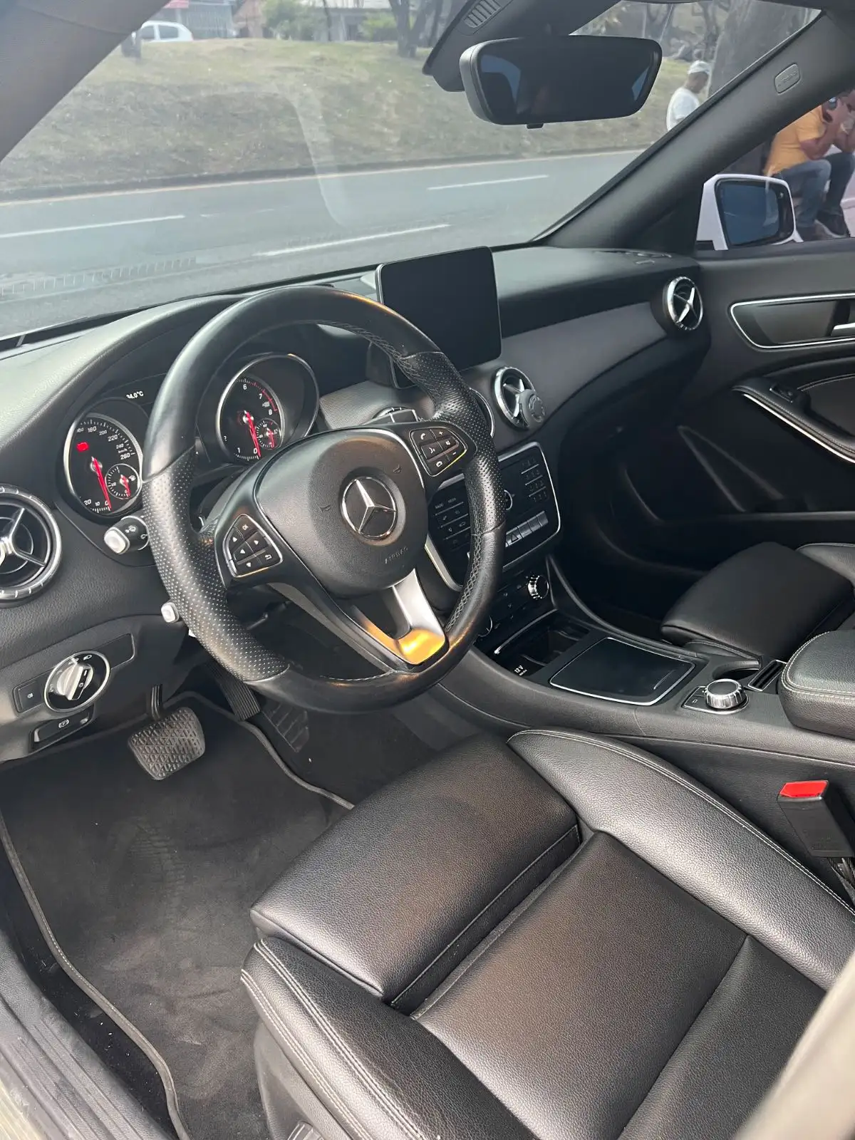 Mercedes-Benz CLA 180 foto 2