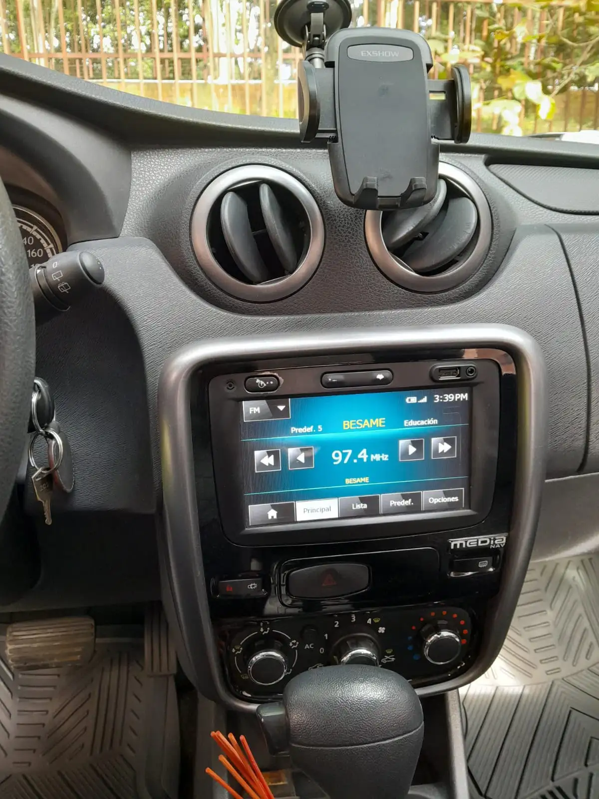 Renault SANDERO foto 1